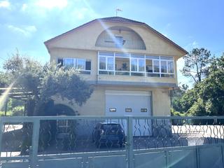Casa  N/a. En venta amplia casa en leiro