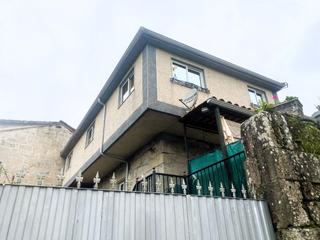 Maison à Crecente. En venta casa adosada y equipada en filgueira