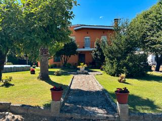 Xalet a Leiro. Fabulosa casa y naves en leiro