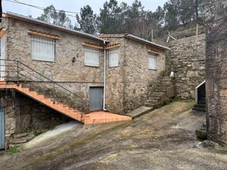 Casa a Covelo (O). Casa de piedra en covelo