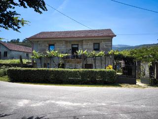 Casa a Arbo. Bonita casa de piedra a la venta en arbo