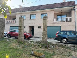 Maison jumelée à Melón. Casa de piedra en venta en el centro de melón