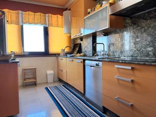 Flat in Coia. En venta amplio piso en vigo con vistas al mar