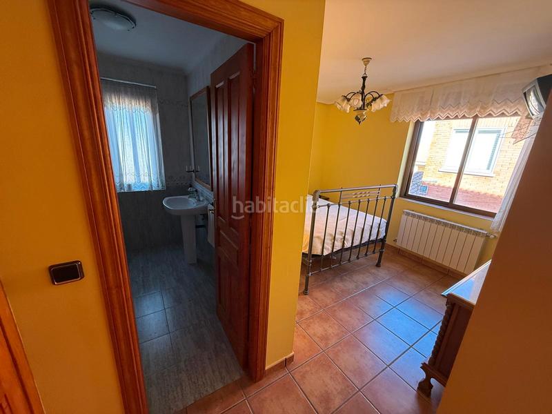 Foto 1d57de86-74e4-40b8-9176-72f4b5f9be22. Casa aparellada amb xemeneia calefacció aparcament a Ávila