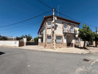 Chalet à Torre (La). Chalet con parcela y naves en la torre