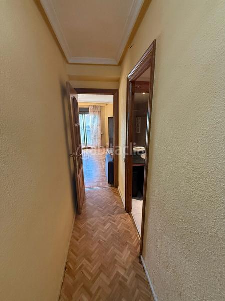 Foto c027fb44-daf2-44e6-ab24-42dd7a09e945. Piso  junto al mercado grande con piscina en Sur Ávila