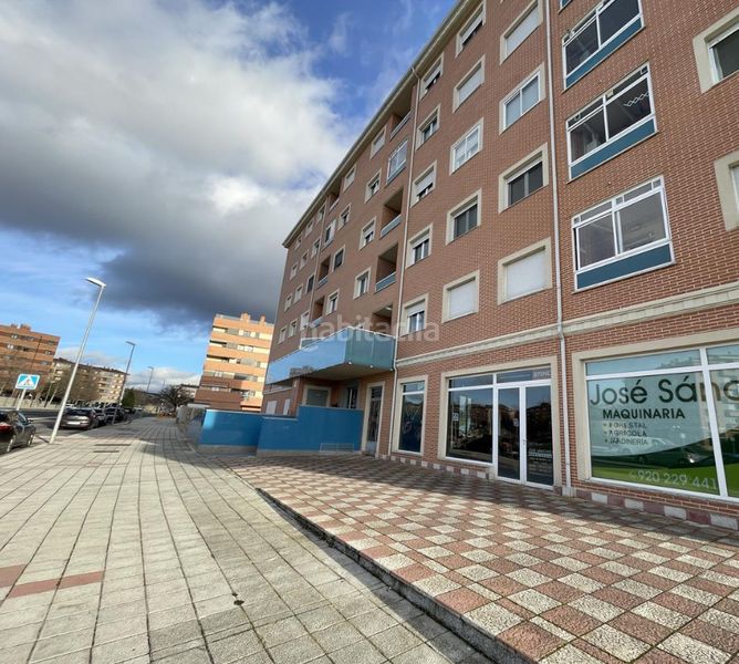 Foto f993a09c-0a32-42a8-8fbb-748fd5c40304. Local comercial a Universidad Ávila