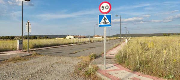 Foto a681bfe7-ca45-486b-ba60-20b376299254. Terreny residencial a Sanchidrián