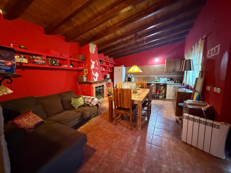 Foto 38334bde-ecec-437a-a064-931cc2979d69. Casa aparellada amb xemeneia calefacció a Tolbaños