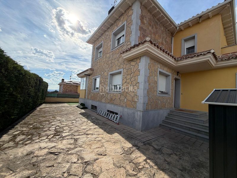 Foto 010eafc5-e74d-44d5-9e0f-aa5c17ef9b38. Casa aparellada amb calefacció aparcament a Hervencias Ávila