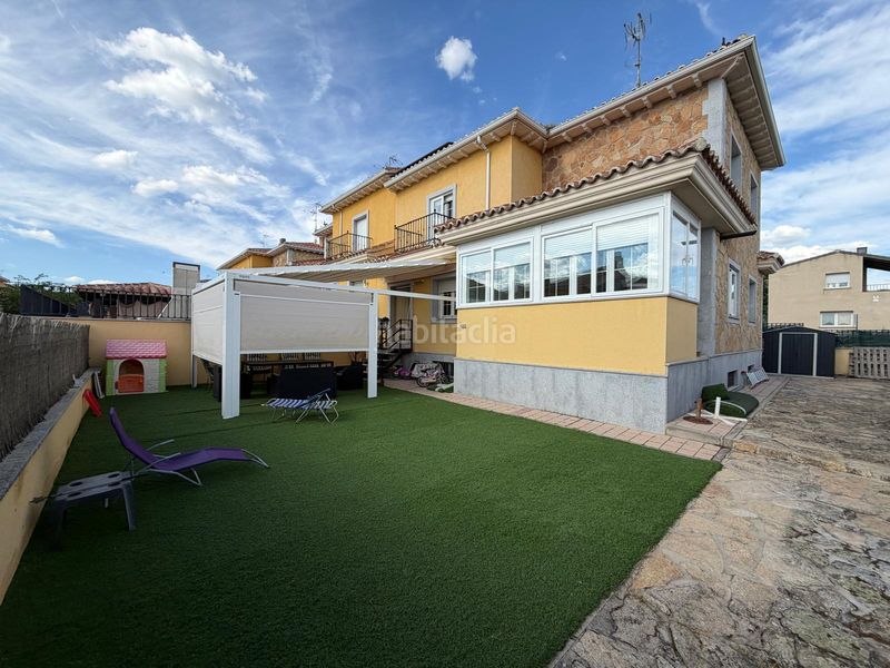 Foto 4c5e8edc-3603-43b6-b474-60c4117a2501. Casa aparellada amb calefacció aparcament a Hervencias Ávila