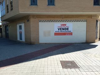 Local Comercial  Avenida de los derechos humanos. Local con plaza de garaje y trastero