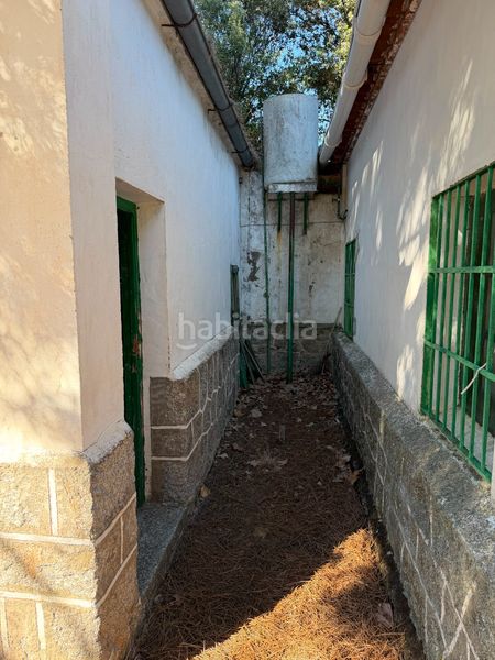 Foto f85f3ac7-e36e-4a4e-9a74-b16827206f26. Masia amb xemeneia a Muñana