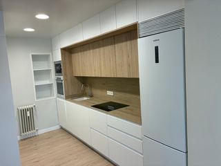 Rent Flat in Calle alesón 1. Piso completamente reformado y muy céntrico en gijón
