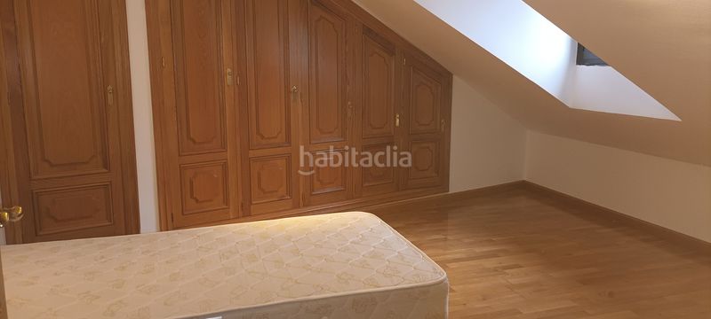 Foto 2e152f55-18da-41f3-887a-ff23c950ed6b. Alquiler dúplex piso en alquiler frente antiguo hospital 18 de julio duplex de cuatro dormitorios, tres baños, amueblado, garaje, trastero en Segovia