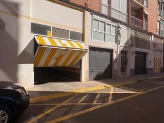 Aparcament cotxe a Campo de la Juventud. Garaje en venta en avda. modesto lafuente.
