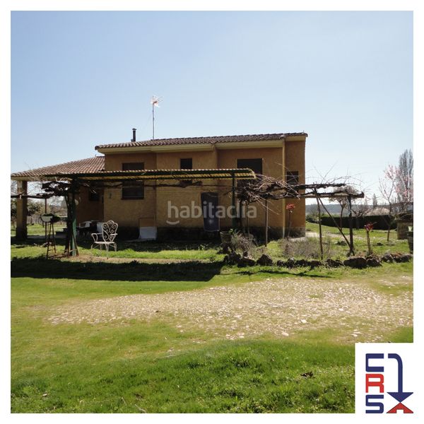 Foto 837453ec-0786-491a-86c1-5de68528c667. Xalet amb xemeneia calefacció aparcament piscina a Laguna de Duero