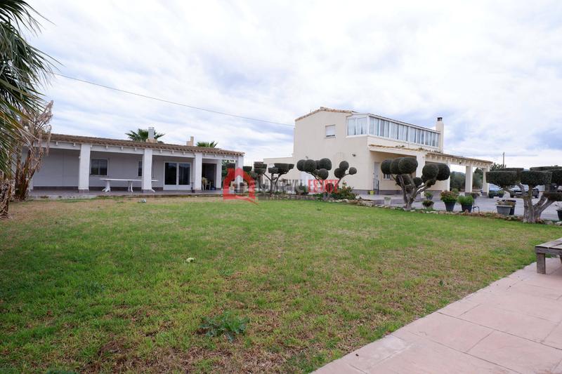 Foto aa00f27f-ee5b-4f8d-8033-36c4a4d16f93. Chalet avec parking piscine dans Corinto-Almardà Sagunt