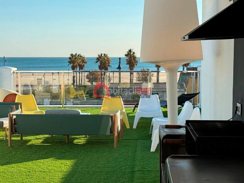 Foto f8e1fee5-a235-4f1c-b0b1-432efeb38632. Casa adosada en El Cabanyal-El Canyamelar Valencia