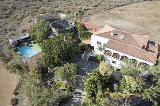 Casa a Finca isabelita 5. Finca con chalet y piscina en san miguel de abona