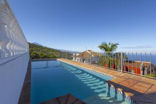 Casa  Brezo. Chalet con piscina privada y vistas espectaculares al mar y al t