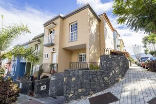 Casa  Álvaro hernández díaz. Descubre tu refugio en residencial los naranjos chalet adosado e
