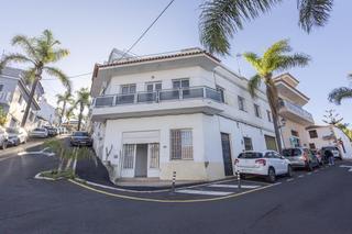 Location Local commercial  La iglesia. Local céntrico de 94 m junto a la plaza de la iglesia y servicio