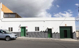 House in Arico. Casa reformada con 2 viviendas independientes, terraza con jacuz