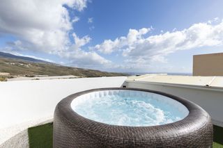 Haus in Arico. Casa reformada con 2 viviendas independientes, terraza con jacuz