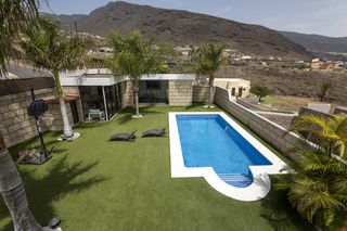Chalet in Calle el tagoro 15. Villa moderna en candelaria lujo, diseño y confort en un entorno