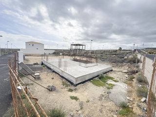 Wohngrundstück in Calle caleta maría luisa. Parcela urbana en abades  con licencia, proyecto y obra iniciada