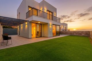 Chalet à Calle los cuartos 6. Excepcional villa de nueva construcción en los realejos eleganci