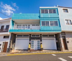 Building in Calle nueva. Edificio exclusivo en las aguas una inversión estratégica frente