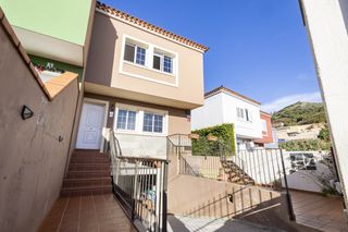 Doppelhaus in Las Mercedes. Vivienda familiar con jardín y garaje en la laguna