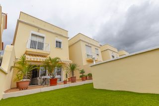 Semi detached house in Camino la sabina 4. Tu nuevo hogar en icod! espacioso chalet con jardín y azotea en