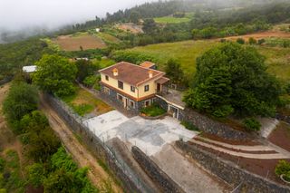 Casa  Calle palo blanco. Casa amplia con jardín, chimenea, estudio y aparcamiento para 6