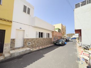 Maison  C. nogal, 8. Vive a un paso del mar en el sur de tenerife.