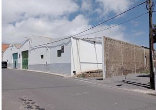 Bâtiment à usage industriel à Calle el calvario 8-10. Nave industrial en villa de arico, ideal para negocio o almacén.