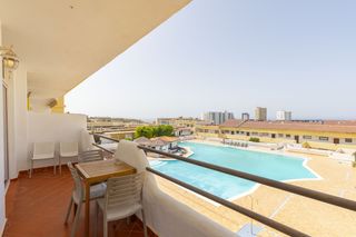 Flat in Calle el horno 21. Apartamento reformado con terraza, vistas al mar y piscina en pl