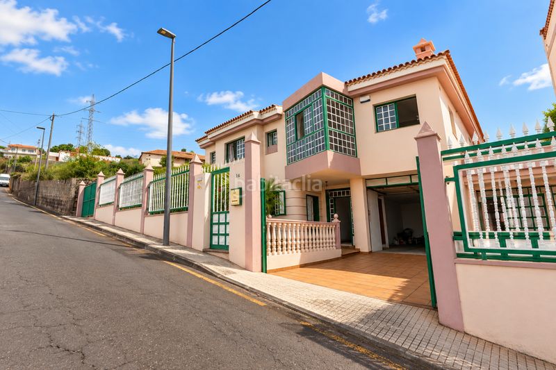 Foto 9d53f055-a675-4f95-96b1-c86605901cbd. Chalet en c. tosca la iglesia chalet independiente con parcela, vistas al mar y montaña. en Santa Úrsula