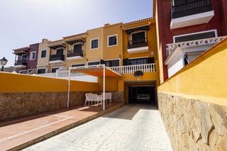 Maison jumelée à Barranco Hondo. Gran adosado de 4 dormitorios, terrazas, amplio garaje y vistas