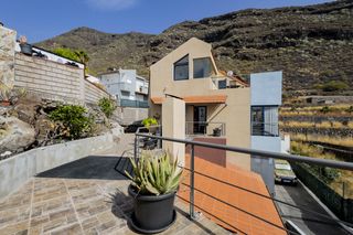 Rent Chalet in Araya. Alquiler de chalet con piscina, jardín y terrazas en candelaria