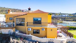 Chalet  Calle calle del morro. Propiedad con 3 viviendas  casa a reformar, piscina y vistas esp