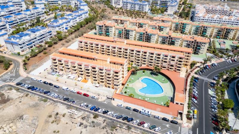Foto 1ca2cd8c-f00e-4737-844c-480759afece2. Apartament amb aparcament piscina a Los Cristianos Arona