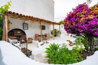 Casa en Calle pino aire 22. Casa canaria con gran parcela y casa de madera en chío  1.081 m