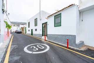Casa en Calle pino aire 22. Casa canaria con gran parcela y casa de madera en chío  1.081 m