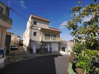 Casa en Camino sabina la 43. Se vende casa amplia con vivienda vacacional, garaje doble y vis