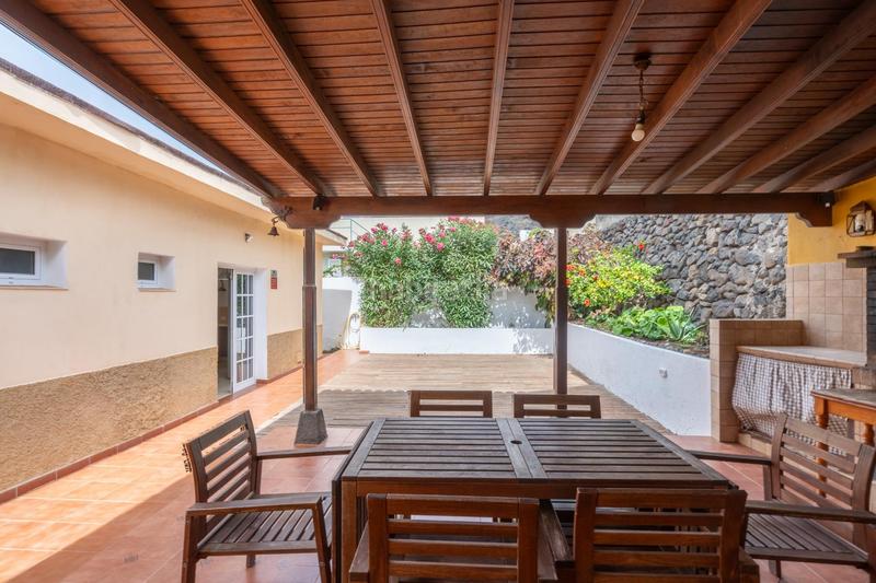 Foto f24be76a-c657-4f59-b033-c2e1f17adfee. Chalet  independiente con vistas al mar y montaña en Bajamar en San Cristóbal de La Laguna