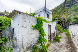 Terreno residencial en Alcalde de perlaza 10. Finca con edificación en garachico