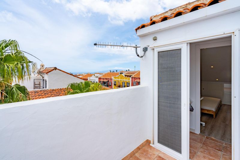 Foto f295db88-3292-4021-9ca3-91c8951115bf. Casa adossada amb aparcament a Casco Urbano Adeje